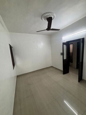 Room in 3 BHK Builder Floor at Naraina – for Rent