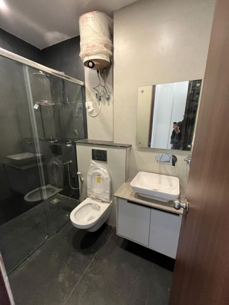 Bathroom, dlf city phase 3 2 Bedroom 775 Sq.Ft. Builder Floor In Dlf City Phase 3 Gurgaon 10645019
