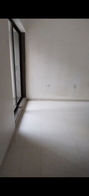 Room in 2 BHK Apartment at Parinee Essence, Kandivali West – for Rent