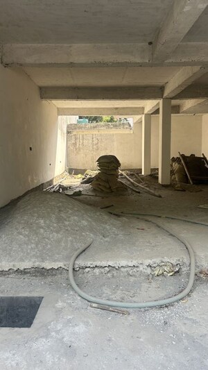 Parking in 5 BHK Independent House at RWA Apartments Sector 39, Sector 39 – for Sale