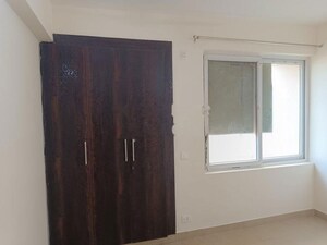 Room in 3 BHK Apartment at Ramprastha City The Edge Towers, Sector 37d – for Rent