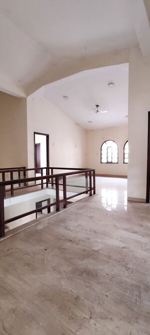 Room in 6 BHK Villa at Mohba Bazar – for Rent