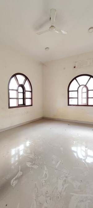 Room in 6 BHK Villa at Mohba Bazar – for Rent