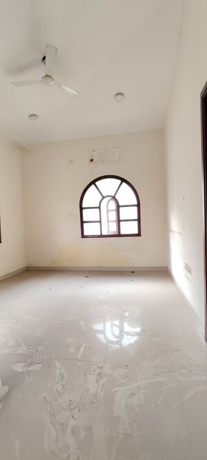 Room in 6 BHK Villa at Mohba Bazar – for Rent