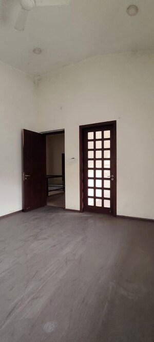Room in 6 BHK Villa at Mohba Bazar – for Rent