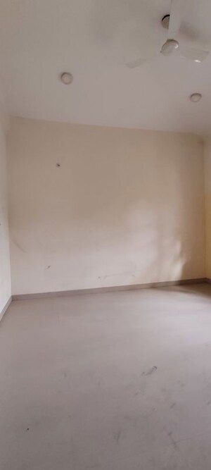 Room in 6 BHK Villa at Mohba Bazar – for Rent