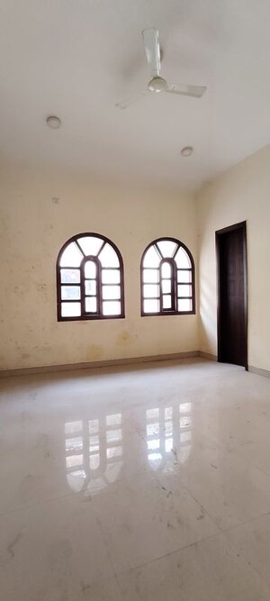 Room in 6 BHK Villa at Mohba Bazar – for Rent