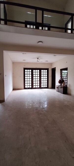 Room in 6 BHK Villa at Mohba Bazar – for Rent