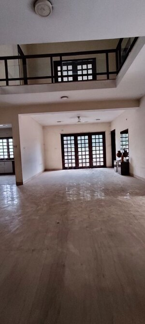 Room in 6 BHK Villa at Mohba Bazar – for Rent