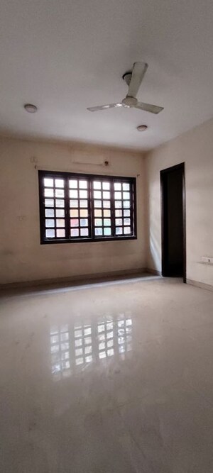 Room in 6 BHK Villa at Mohba Bazar – for Rent