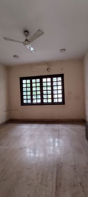 Room in 6 BHK Villa at Mohba Bazar – for Rent