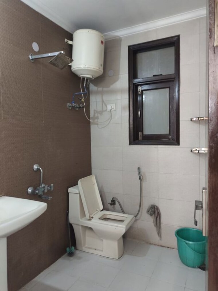 Bathroom, freedom fighters enclave 3 Bedroom 1250 Sq.Ft. Builder Floor In Freedom Fighters Enclave Delhi 10645319