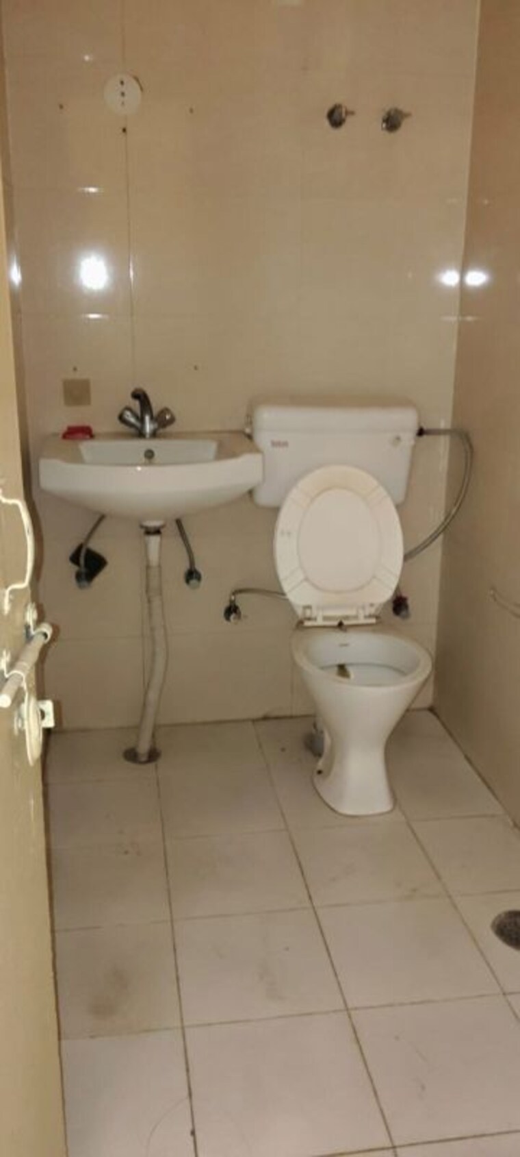 Bathroom, puri-pratham 3 Bedroom 1400 Sq.Ft. Apartment In Sector 84 Faridabad 10645301