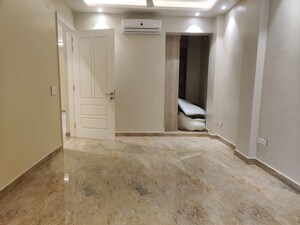 Room in 4 BHK Builder Floor at Queens Plaza, Sector 43 – for Rent
