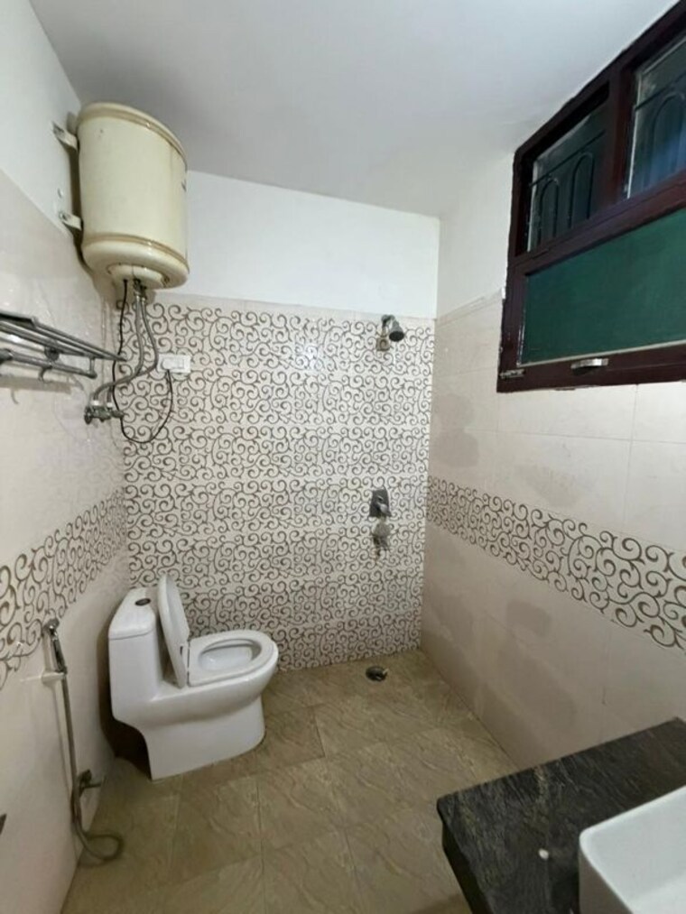 Bathroom, mayfield garden 3 Bedroom 1800 Sq.Ft. Builder Floor In Mayfield Garden Gurgaon 10645343