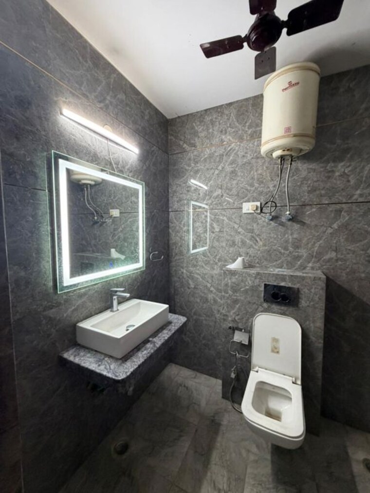 Bathroom, mayfield garden 3 Bedroom 1800 Sq.Ft. Builder Floor In Mayfield Garden Gurgaon 10645343