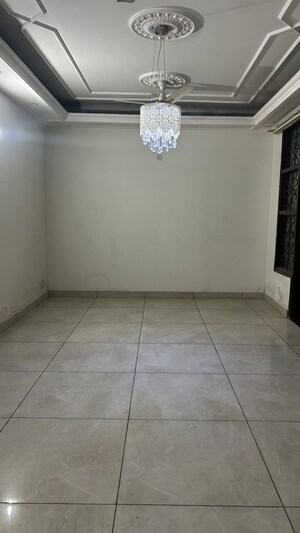 Room in 3 BHK Independent House at Noida Central – for Sale