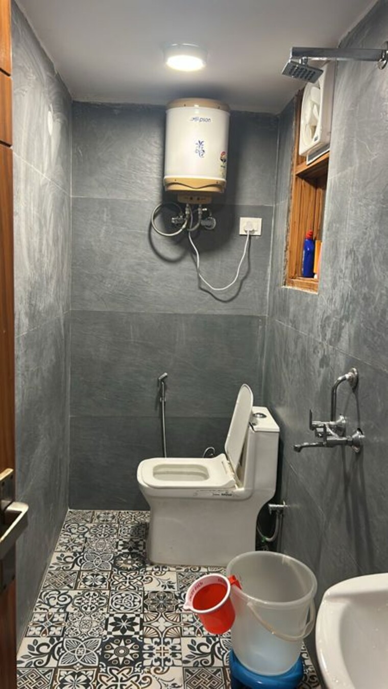 Bathroom, freedom fighters enclave 1 Bedroom 550 Sq.Ft. Builder Floor In Freedom Fighters Enclave Delhi 10645362