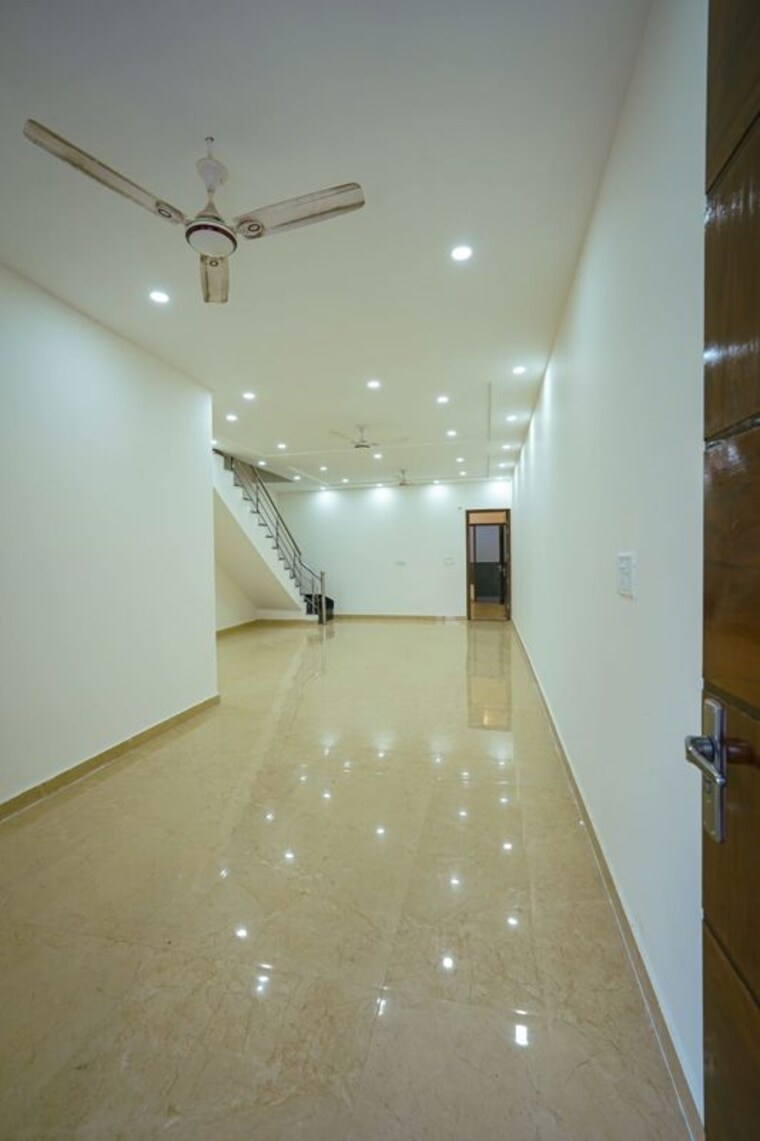 Room, ambala highway 4 Bedroom 168 Sq.Yd. Independent House In Ambala Highway Zirakpur 10645423