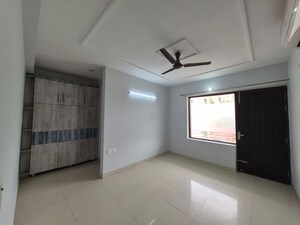 Room in 5 BHK Builder Floor at Suncity Essel Tower, Sector 28 – for Rent