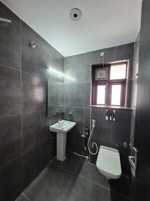 Bathroom in 5 BHK Builder Floor at Suncity Essel Tower, Sector 28 – for Rent