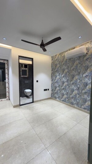 Room in 3 BHK Builder Floor at Green Fields Colony – for Rent