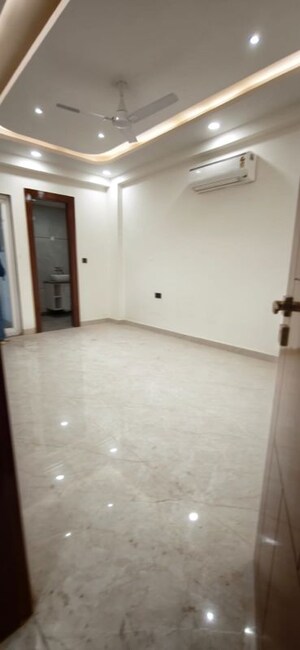 Room in 4 BHK Builder Floor at Green Fields Colony – for Rent