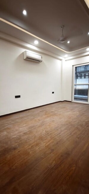 Room in 4 BHK Builder Floor at Green Fields Colony – for Rent