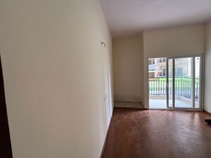 Room in 4 BHK Apartment at Amrapali Verona Heights, Tech Zone 4 Greater Noida – for Sale