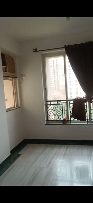 Room in 2 BHK Apartment at Hiranandani Estate Winona, Ghodbunder Road – for Rent