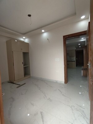 Room in 4 BHK Builder Floor at Krishna Tower Noida, Sector 73 – for Sale