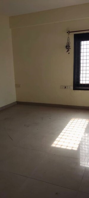 Room in 3 BHK Builder Floor at Puri Vip Floors, Sector 81 – for Rent