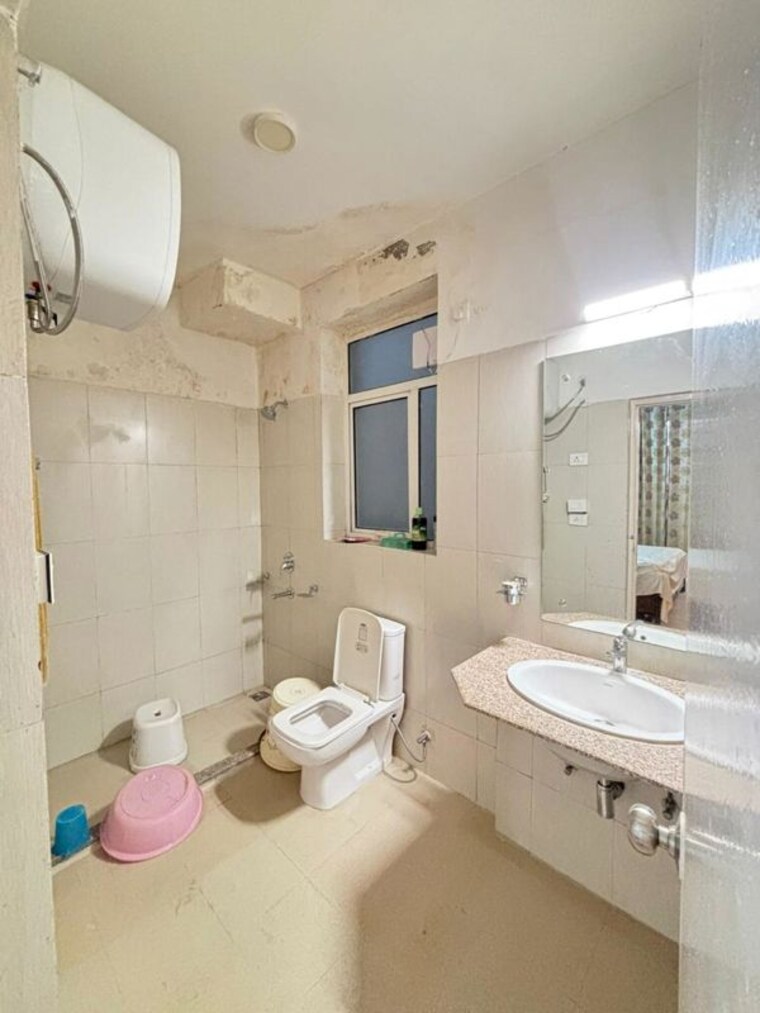 Bathroom, dlf-central-square 3 Bedroom 1880 Sq.Ft. Builder Floor In North Mullanpur Chandigarh 10645722