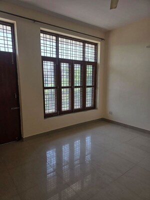 Room in 3 BHK Villa at Sector 22 – for Rent