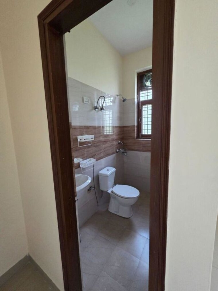 Bathroom, sector 22 3 Bedroom 1800 Sq.Ft. Villa In Sector 22 Gurgaon 10645726