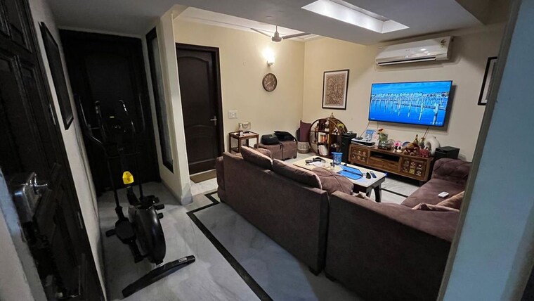 Living Room, green park 3 Bedroom 200 Sq.Yd. Builder Floor In Green Park Delhi 10645741