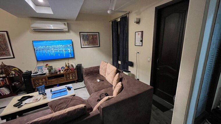 Living Room, green park 3 Bedroom 200 Sq.Yd. Builder Floor In Green Park Delhi 10645741