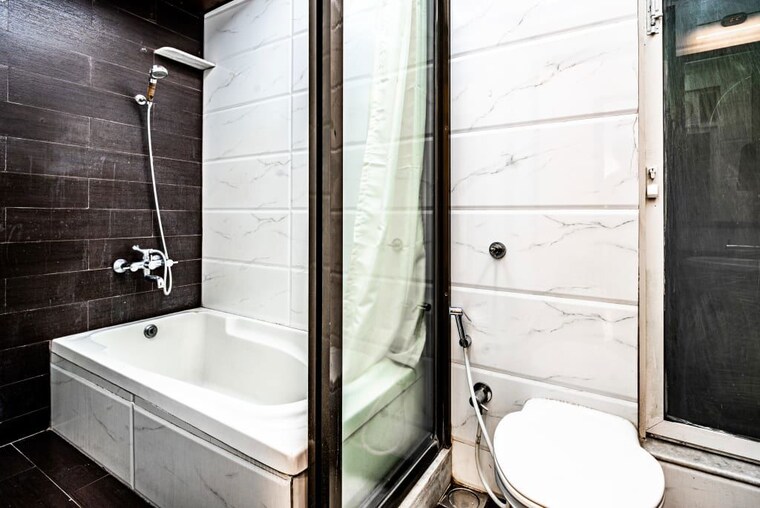 Bathroom, hiranandani-glen-croft 3 Bedroom 1345 Sq.Ft. Apartment In Powai Mumbai 10637267