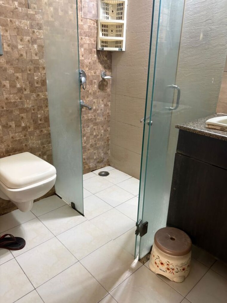 Bathroom, sector 43 2 Bedroom 150 Sq.Yd. Builder Floor In Sector 43 Gurgaon 10646006