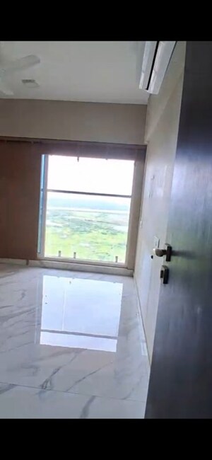 Room in 3 BHK Apartment at RNA NG Eclat, Andheri West – for Rent