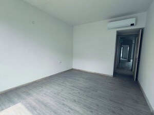 Room in 3 BHK Builder Floor at Smart World Orchard, Sector 61 – for Rent