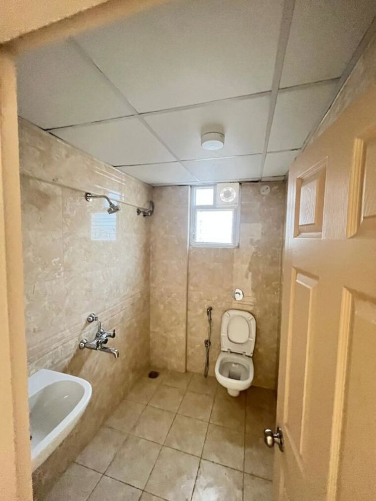 Bathroom, linea-sunflower 4 Bedroom 3225 Sq.Ft. Penthouse In Kengeri Bangalore 10646164