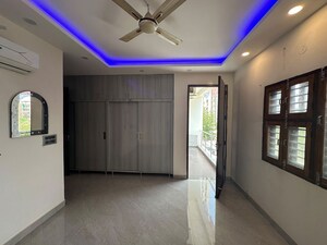 Room in 3 BHK Builder Floor at Ansal Esencia-Mulberry Homes, Sector 67 – for Rent