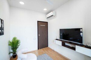 Bedroom in 2.5 BHK Apartment at Oberoi Realty Woods, Goregaon East – for Sale