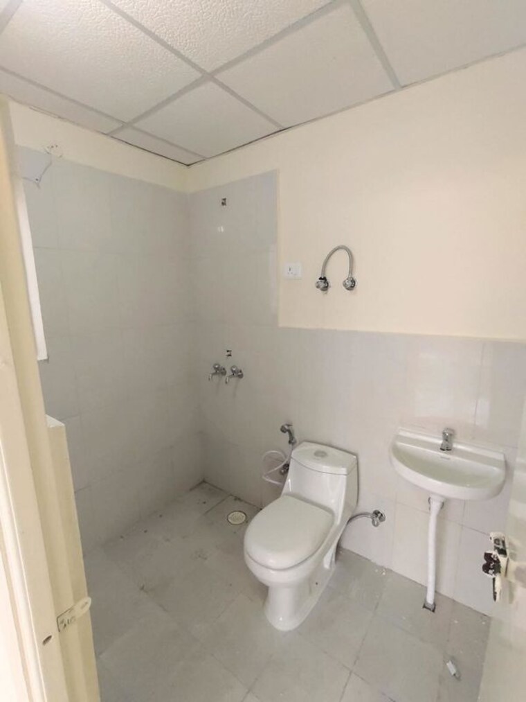 Bathroom, pyramid-midtown 2 Bedroom 800 Sq.Ft. Apartment In Sector 59 Gurgaon 10646217