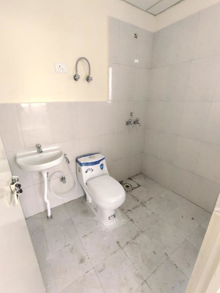 Bathroom, pyramid-midtown 2 Bedroom 800 Sq.Ft. Apartment In Sector 59 Gurgaon 10646217