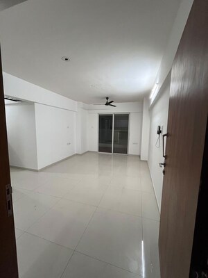 Room in 2.5 BHK Apartment at Krisala 41 Elite, Tathawade – for Rent