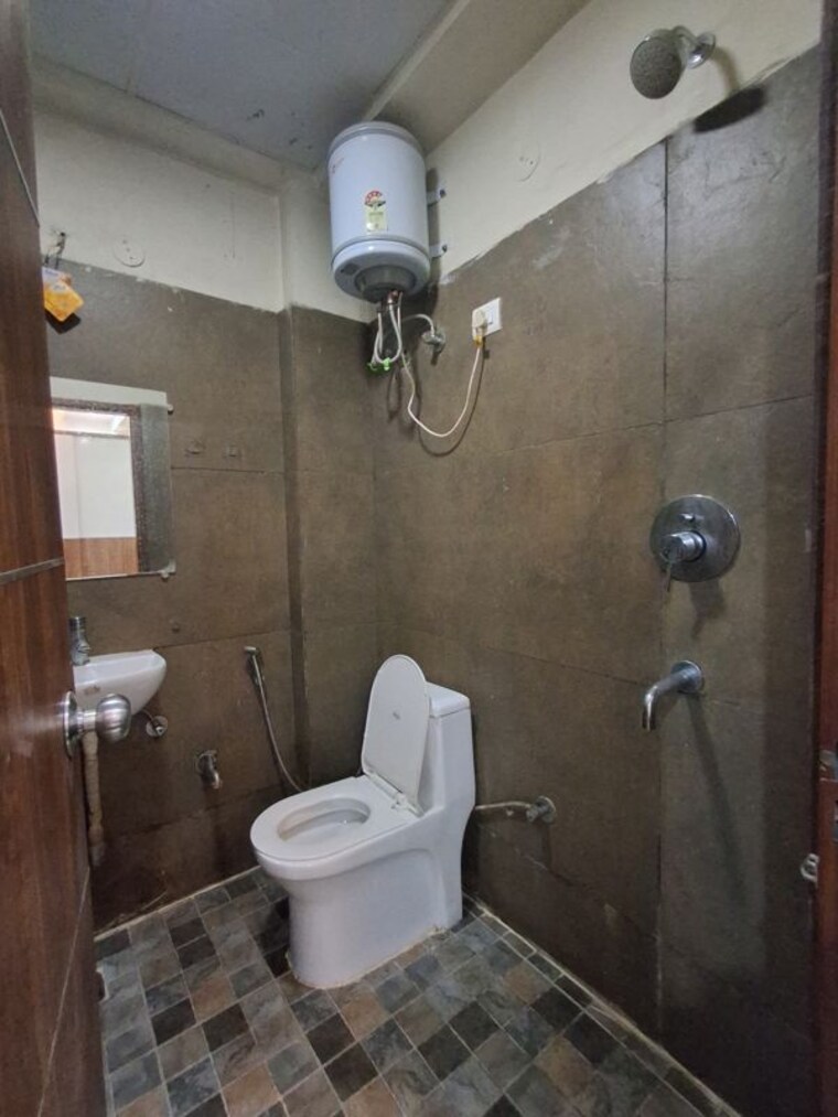 Bathroom, sector 15 3 Bedroom 1800 Sq.Ft. Builder Floor In Sector 15 Gurgaon 10646233