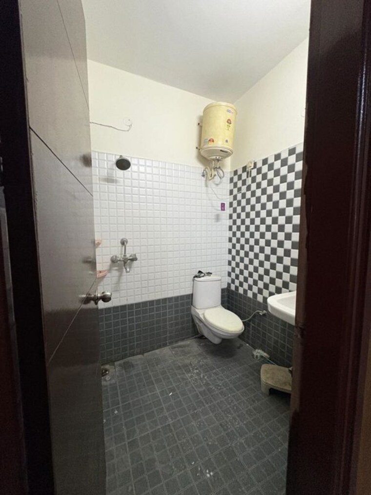 Bathroom, highland-park-chandigarh 2 Bedroom 1650 Sq.Ft. Apartment In Bhabat Zirakpur 10646292