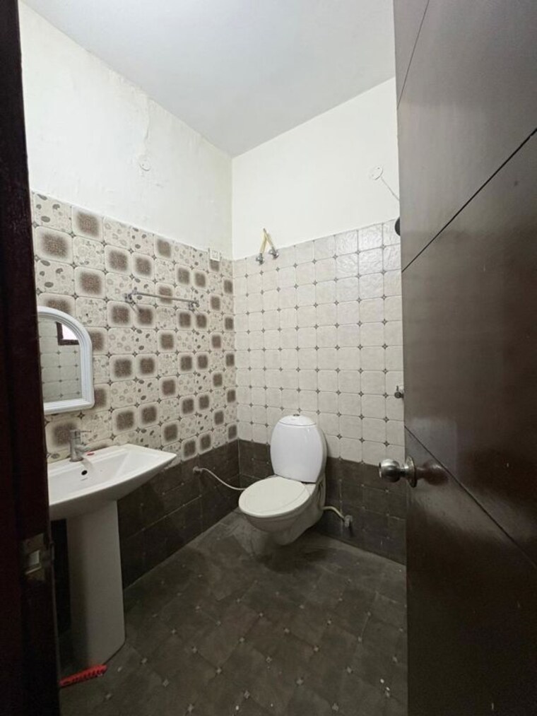 Bathroom, highland-park-chandigarh 2 Bedroom 1650 Sq.Ft. Apartment In Bhabat Zirakpur 10646292